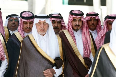 وقال أمير عبر حسابه الشخصي على موقع التواصل الاجتماعي تويتر، إن الأشخاص الذين يتواجدون عبر تطبيق كلوب هاوس، ويتحدثون بدون خجل بأحاديث غير صحيحة وكأنهم في جلسة ودية في منزلهم، لا أحد يراهم ولن يكذبهم، عليهم أن يخجلوا من أنفسهم ولا يسخروا من الجماهير. أمير منطقة مكة المكرمة يغسل الكعبة المشرفة بماء زمزم ...