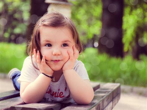 图片素材 玩 孩子 夏季 弹簧 坐 儿童 表情 童年 微笑 面对 快乐 婴儿 幼儿 眼 皮肤 表达 情感