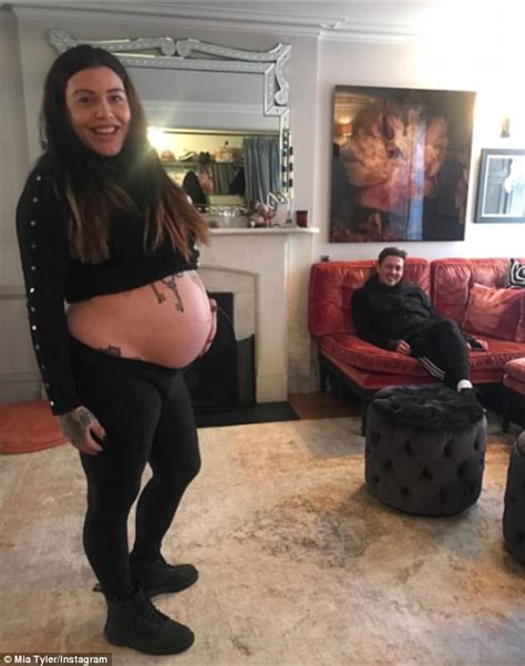 Mia Tyler Poses For Very Edgy Maternity Shoot In New York Daily Mail