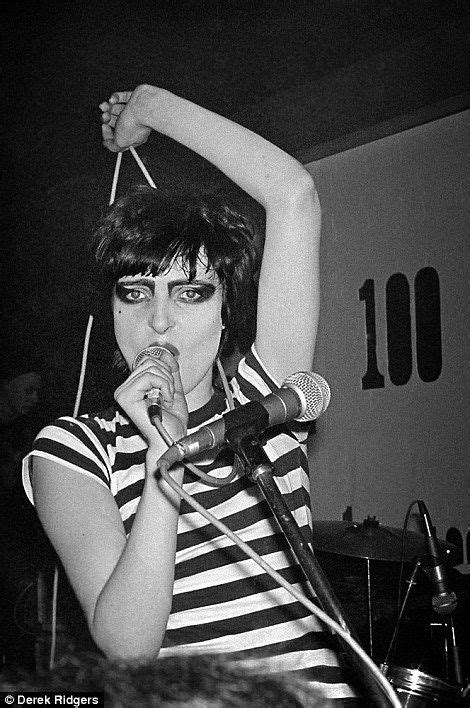 siouxsie sioux performs at the 100 club with statement eye make up siouxsie sioux siouxsie