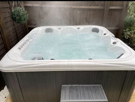 In the average hot tub stream, someone takes questions from viewers while hanging out in a jacuzzi, wearing a bathing suit. Ocean Stream - 6 Seater Hot Tub Rrp £8990.00 for sale from ...
