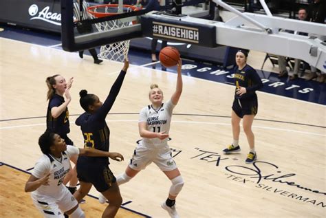 La Salle Bests Womens Basketball In Back And Forth Game The Gw Hatchet