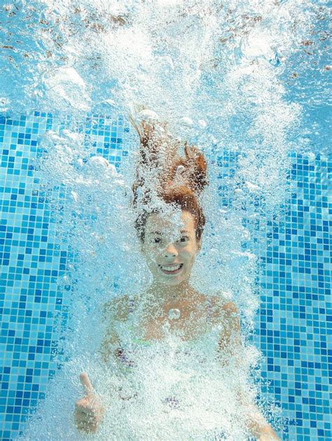 Mädchen Springt Tauchen Und Schwimmen Im Unterwasser Pool Glückliches Aktives Kind Hat Spaß