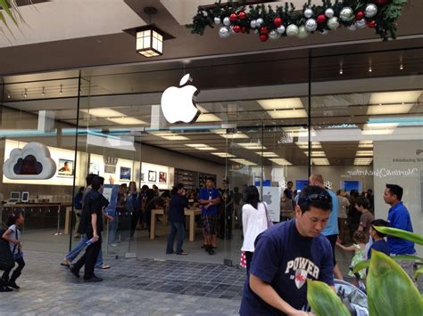The Ala Moana Apple Store One Of The Busiest Stores In The World