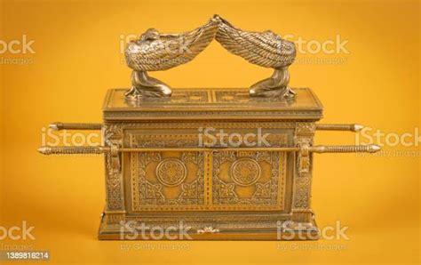 The Ark Of The Covenant On A Dramatic Gold Background Stok Fotoğraflar