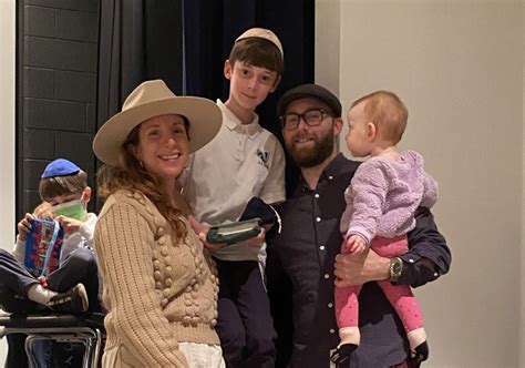 Akivas Siddur Ceremony Builds Meaningful Connections For Students