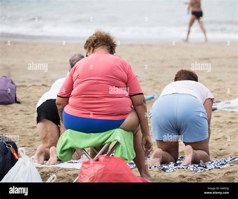 Vista Posteriore Della Donna Obesa Sulla Spiaggia Immagini E Fotografie Stock Ad Alta