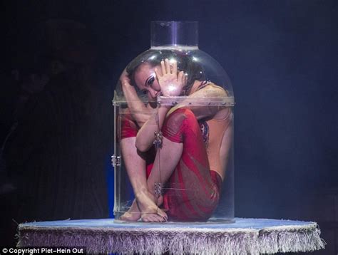Circus Performer Can Fold Herself Inside A BOTTLE Daily Mail Online