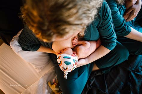 viral photo of new moms breastfeeding their twins is a powerful beautiful display of love