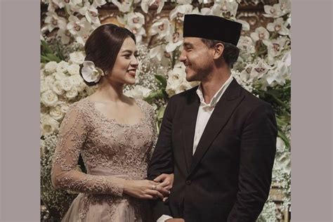 Cowok ganteng ini bernama lengkap randy wardhana bachtiar. Foto Tunangan dari Pose, Dekorasi, dan Lokasinya