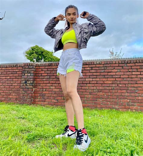 Anushka Sen Shares A Super Hot Photo In Green Sports Bra And Denim Shorts Ayaan Zubair Loves It