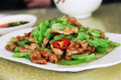 Essentially it is to cover the meat with a mixture of: Velveting meat - what all Chinese restaurants and ...