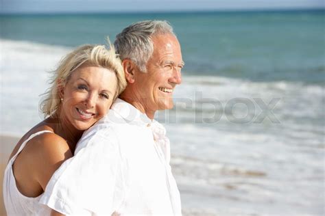 Senior Paar Genießt Beach Holiday Stock Bild Colourbox