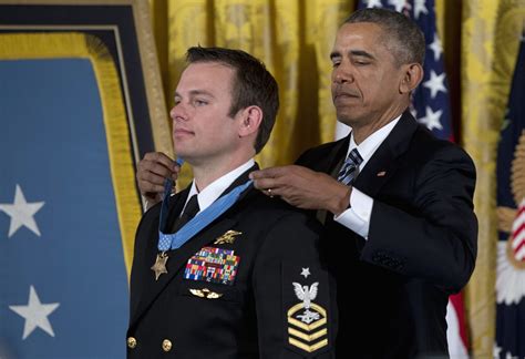 Navy Seal Receives Medal Of Honor At White House Ceremony Chicago Tribune