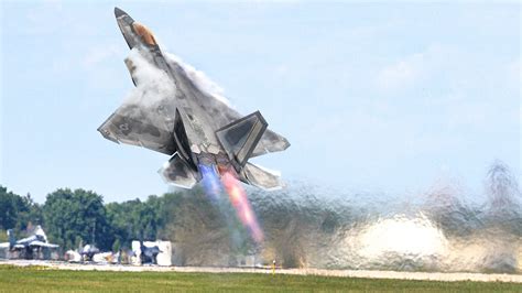 Us F 22 Pilot Goes Vertical During Take Off At Full Afterburner Youtube
