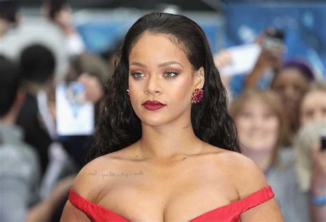 Rihanna Surpreende Fãs Com Os Peitos Quase De Fora Lesth Musik