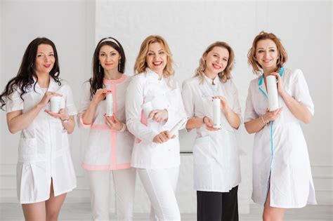 un grupo de felices hermosas doctoras enfermeras pasantes asistentes de laboratorio en
