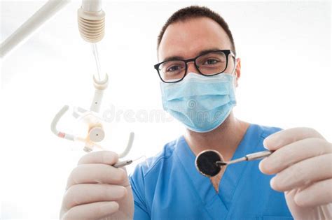 Dentista Che Rende Ispezione Dentaria Con Gli Strumenti Disponibila