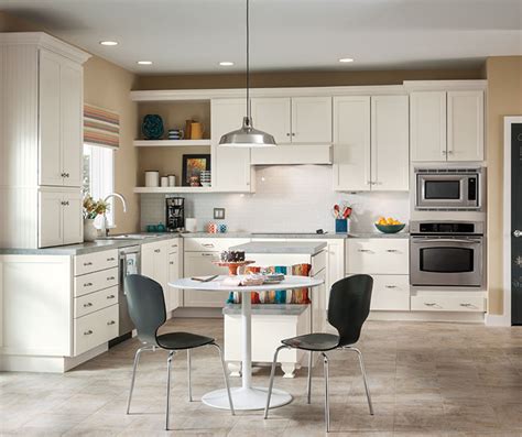Shaker Cabinets In A Casual Kitchen Homecrest