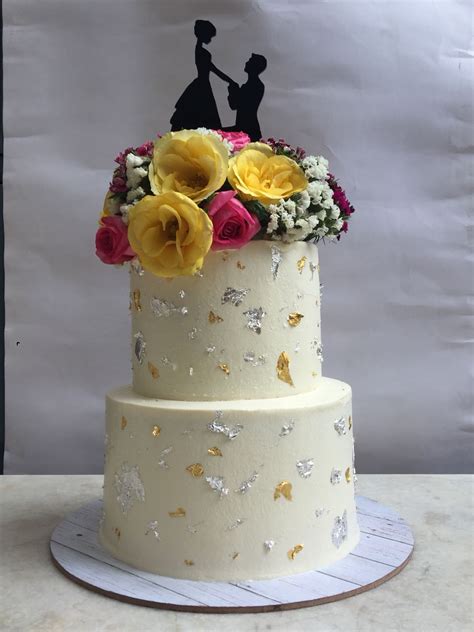 Inside hid vanilla, chocolate, and raspberry flavors. 14 Extravagant Wedding Cake Designs For 2018 Weddings