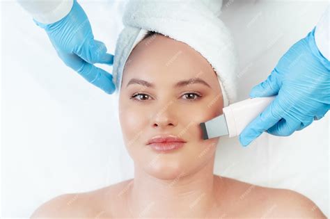 Premium Photo Beautiful Woman Receiving Ultrasonic Face Cleaning In