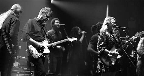 Tedeschi Trucks Band Continue Beacon Theatre Run With Guests Nels Cline Amy Helm And Luther
