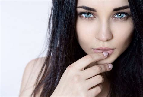 Download 1440x900 Model Black Hair Blue Eyes Pink Lipstick Face