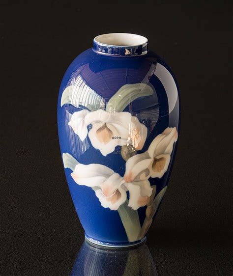 vase in dark blue with flower royal copenhagen no r1886 476 dph trading