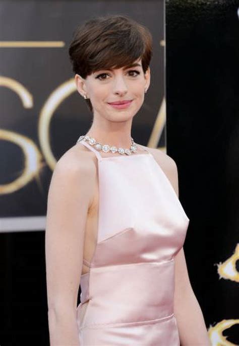 FOTOS Le llueven críticas a Anne Hathaway por mostrar sus pezones