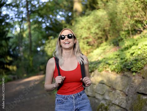 fröhliche junge Frau spaziert im Park Stockfotos und lizenzfreie