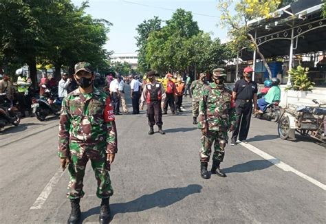 Di Surabaya Petugas Gabungan Tni Polri Dan Satpol Pp Berikan Sanksi