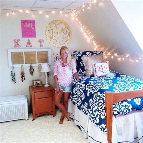 Get ready for some major dorm nothing will lift your spirits after a rough final like getting back to a bright dorm room like this one. ♡M o n i q u e.M💜 | Preppy dorm room, Dorm room inspiration, College dorm rooms