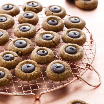 Chewy gingerbread blossom cookies rolled in sugar with chocolate hershey kiss centers. Hershey Kiss Gingerbread Cookies - Gingerbread Kiss Cookies Life Love And Good Food - The best ...