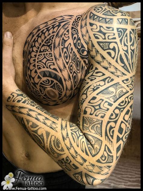 Tatouage Polynesien Sur Le Bras Ou Lepaule Tatouage Polynésien Tatoouages Fenua Tattoo