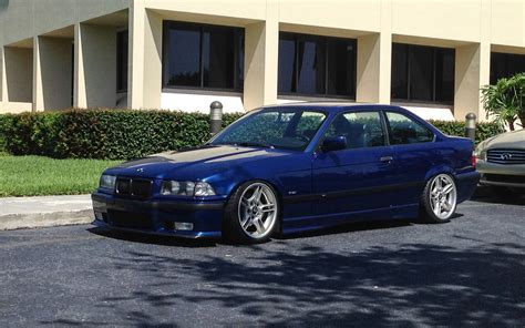 Inspired by the design of dtm. Avus blue BMW E36 coupé on OEM BMW Styling 66 wheels | Carros