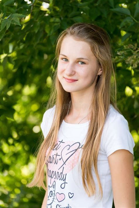 Retrato Da Menina 14 Anos Na Natureza Foto De Stock Imagem De Camisa