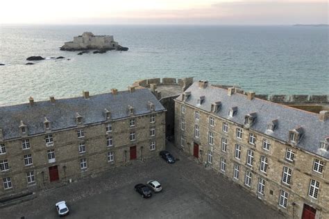 Saint Malo La Face Cachée Du Château Et Des Remparts Se Visite à