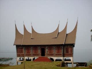 Selain latar belakang, kami juga akan mengulas sedikit. Rumah Tradisional