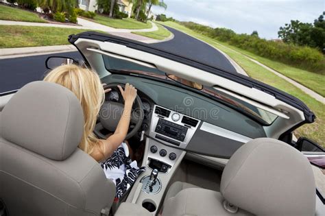 Mujer Joven Hermosa Que Conduce El Coche Convertible Imagen De Archivo