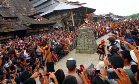 Traditional Stone Jumping In Nias Indonesia ~ Travell And Culture