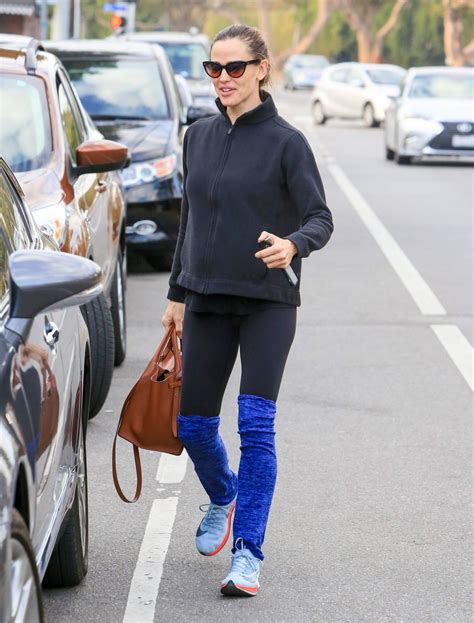 Jennifer Garner Street Style Meets Up With Friends For A Coffee Date