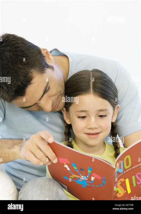 Padre E Hija Libro De Lectura Juntos Fotografía De Stock Alamy