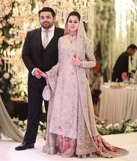 Pin By Putri Apriliani On Wedding Dresses Saris And Lengha Pakistani Wedding Dresses Fancy