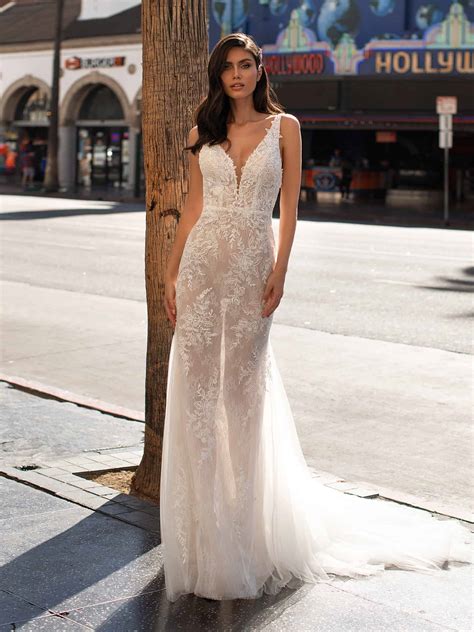 Lass dich verzaubern von rassigen pronovias brautkleidern aller stilrichtungen von internationalen. PRONOVIAS BRAUTKLEID MANSFIELD I CRUISE COLLECTION 2021