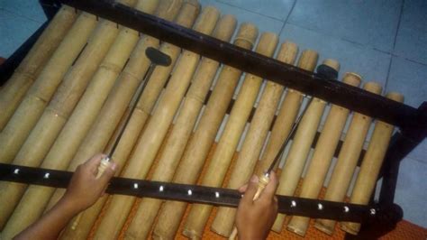 Dimana 2 orang menabuh rindik dan sisanya memainkan. 10 Alat Musik Bali | Jenis, Sejarah, Fungsi dan Cara Memainkanya