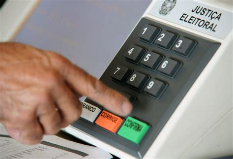 Aqui também não bastaria ao tribunal afirmar que a urna eletrônica isolada é mais eficiente que outro método adjunto ao voto impresso. Urnas eletrônicas com voto impresso: Necessidade ou gasto ...