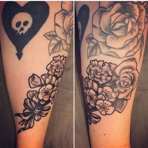 1,5 inch premium zacht zwart glazuur met metalen steunsluiting. Black and grey floral forearm tattoo. Bouquets + Alkaline ...