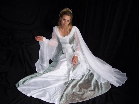 Aug 14, 2021 · herzogin meghans hochzeitsoutfit führt die liste der beliebtesten brautkleider des jahrzehnts an. Shop> historische Brautkleider - Hochzeitskleider ...