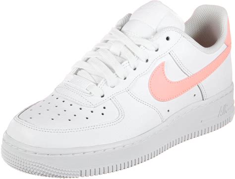 La nike ha inventato le nike air force 1 nel 1982, inizialmente per il basket, ispirandosi per il nome all'aereo utilizzato per il trasporto del presidente degli stati uniti. nike rosa air force schuhe