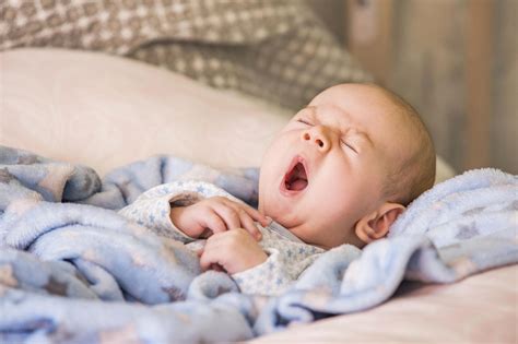 Ich sehe noch nicht wie ich in ins bett/ zum schlafen bringen soll. Ein Baby und ein kleines Kind zugleich ins Bett bringen ...